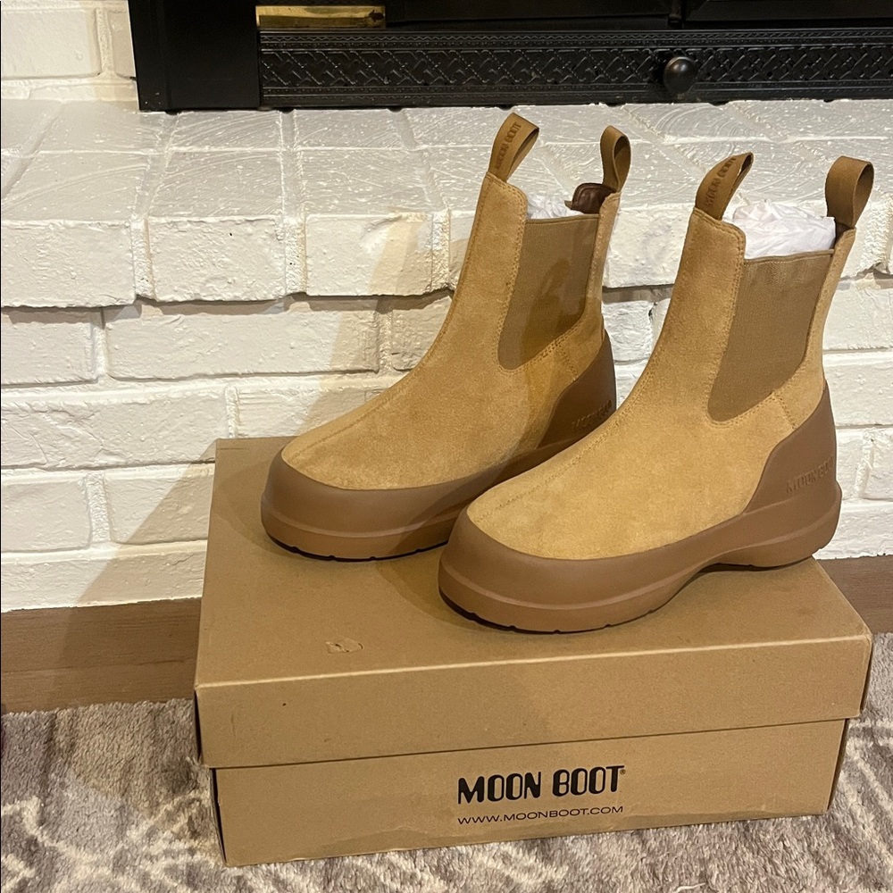 NWT- Moon Boot: Luna Chelsea Suede